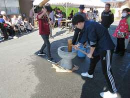 岸津苑餅つき大会