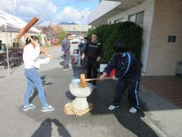 岸津苑餅つき大会